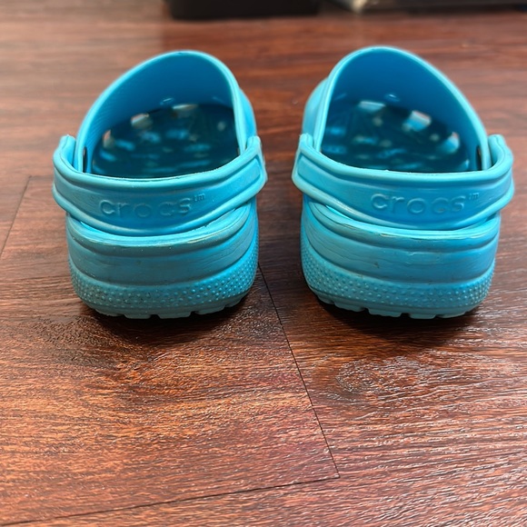 Light blue crocs with Finding Dory Jibbitz - Picture 4 of 7
